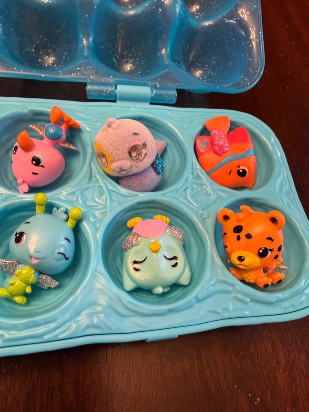 Hatchimals Blue Egg Carton Case with 12 Colorful Mini Animal Figures. - Picture 5 of 6